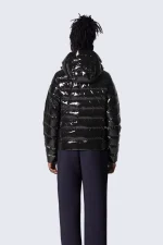Gertrudesite Doudoune légère et cintrée en nylon brillant, France Bright Black