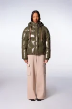 Gertrudesite Lili Bright veste et brillante courte